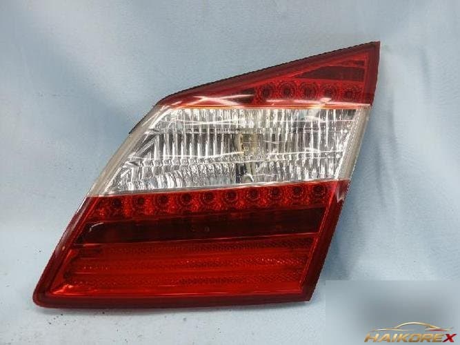 Hyundai Genesis 2013 — накладка крышки багажника с фонарём подсветки номера