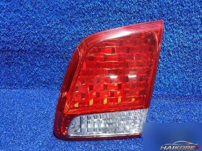 Kia Sorento 2010 — накладка крышки багажника с фонарём подсветки номера правая