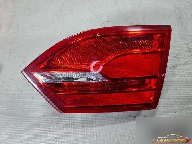 Volkswagen Jetta 2013 — накладка крышки багажника с фонарём 1 (правая)