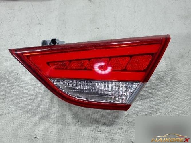 Hyundai Sonata 2013 — накладка крышки багажника с фонарём (правая)