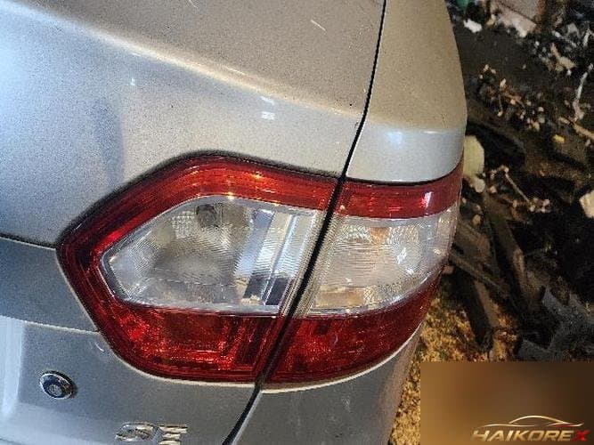 Renault SM3 2012 — накладка крышки багажника с фонарём 265500017R