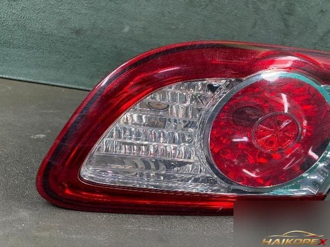 Hyundai Santa Fe 2011 — накладка крышки багажника с фонарём
