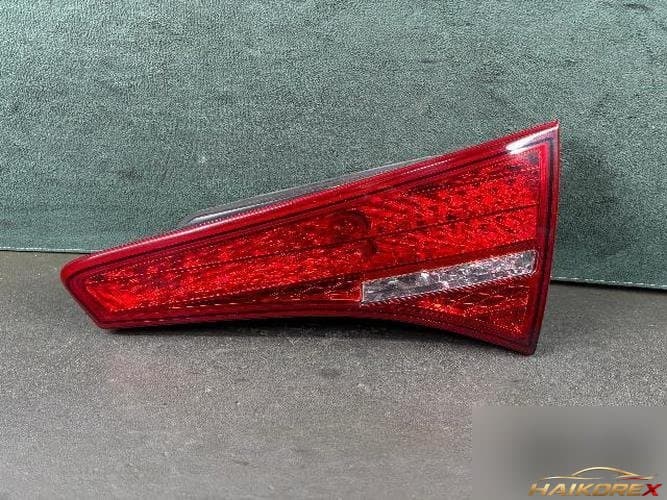 Kia K5 2013 — накладка крышки багажника с фонарём подсветки номера, правая