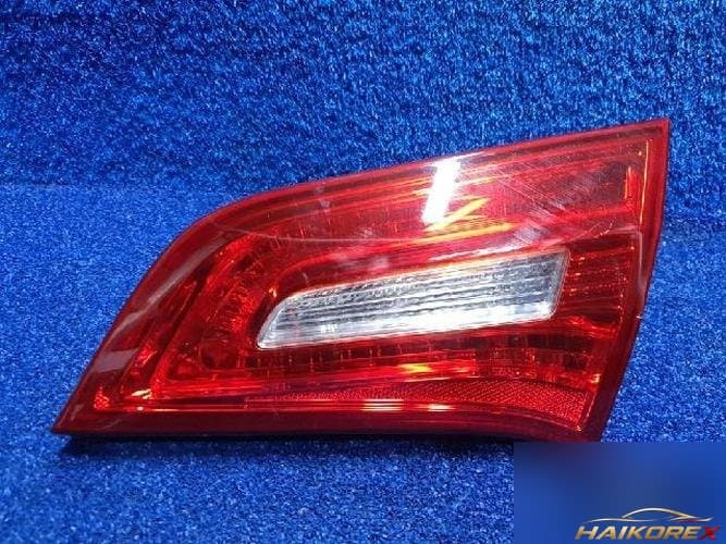 Kia K7 2011 — накладка крышки багажника с фонарём подсветки номера