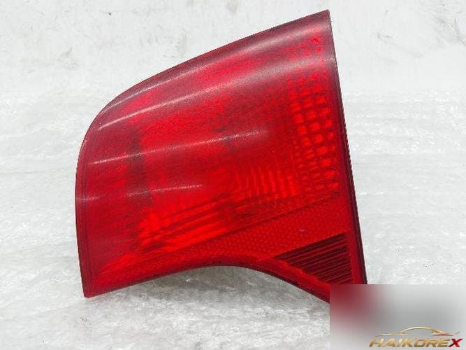 Audi A4 2006 — накладка крышки багажника с фонарём (правая) 8E5 945 094