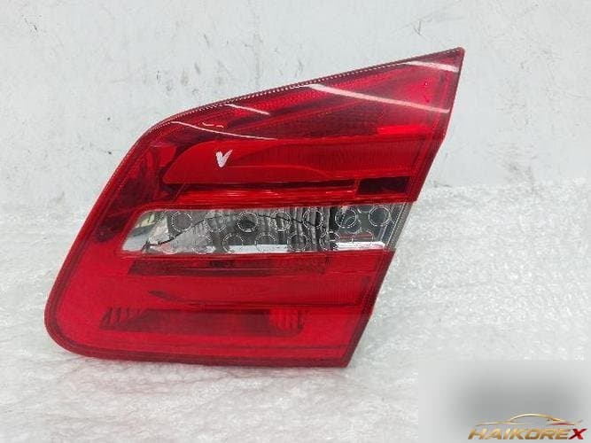Mercedes-Benz B-Class 2013 — белый финишер (багажника) правый A2469066400