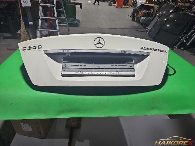 Mercedes-Benz C-Class 2009 — крышка багажника