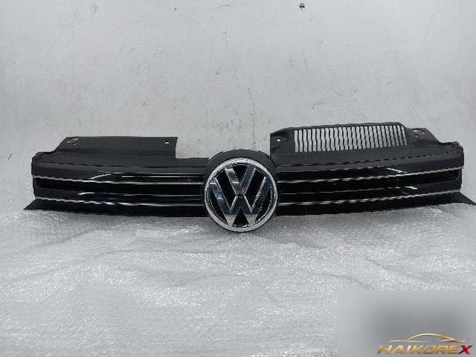 Volkswagen Golf 2011 — решетка радиатора 5K0853653F