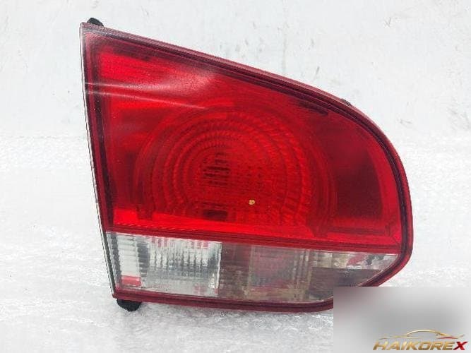 Volkswagen Golf 2011 — накладка двери багажника левая 5K0945093G