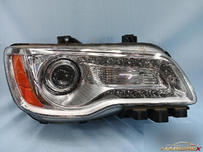 Chrysler 300 2013 — фара правая (HID)