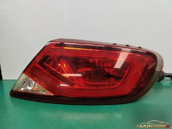 Chrysler 200 2015 — комбинированный фонарь задний правый 68110362AA