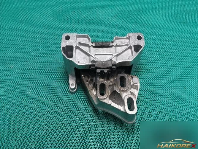 Mercedes-Benz A-класс 2021 — опора двигателя A2472403200
