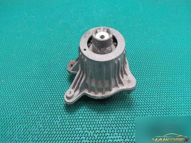 Mercedes-Benz C-Class 2016 — подушка двигателя A2052406417