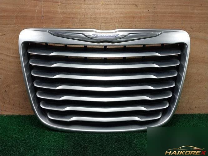 Chrysler 300 2014 — решётка радиатора 68175174AA