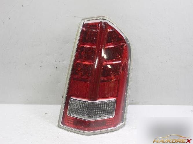 Chrysler 300 2011 — комбинированный фонарь задний правый P68043136AE
