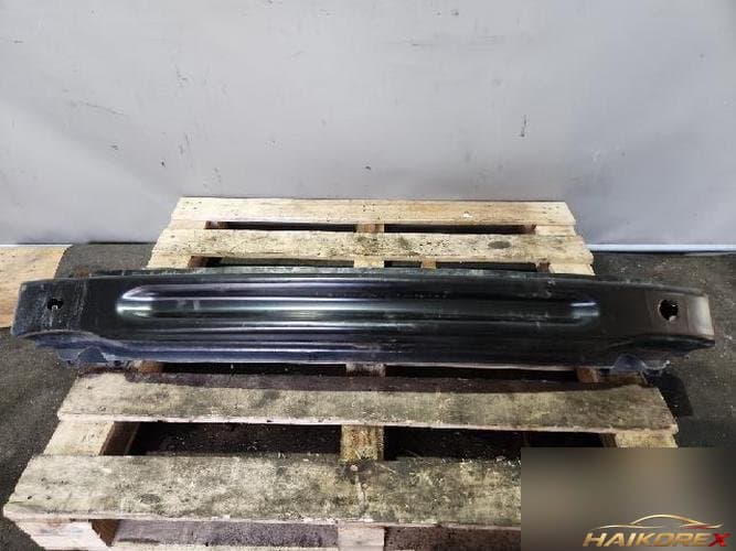 Volkswagen Passat 2012 — направляющая переднего бампера 561 807 305