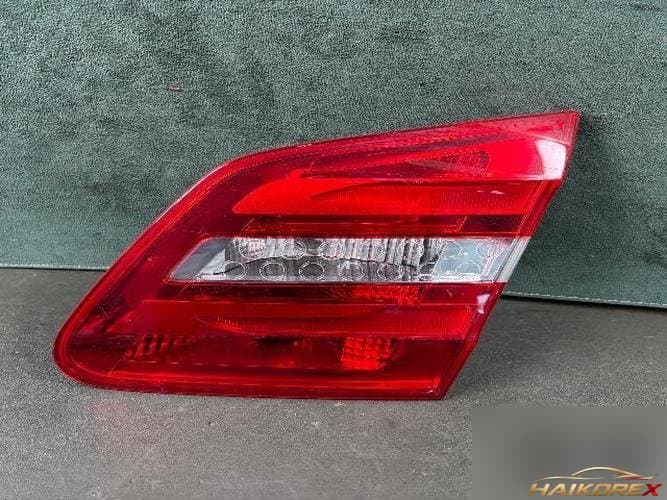 Mercedes-Benz B-Class 2013 — накладка крышки багажника (с фонарём) 3
