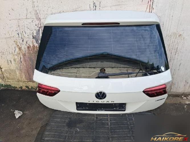 Volkswagen Tiguan 2021 — дверь багажника