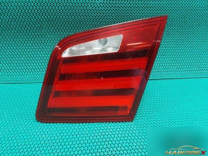 BMW 5 Series 2011 — накладка крышки багажника (с фонарём) 6321720322609