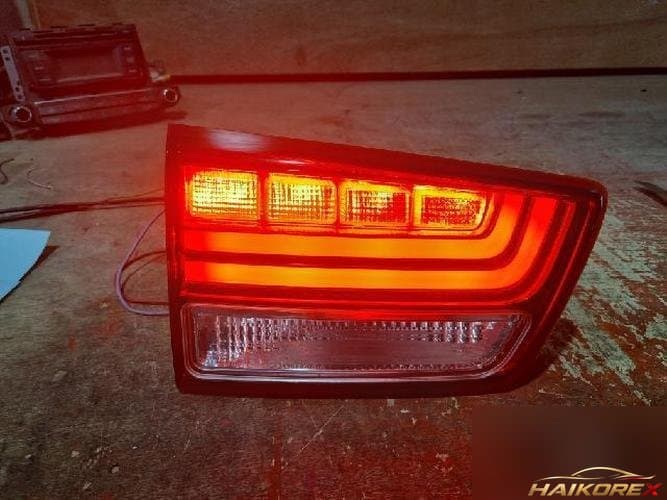 Kia Carnival 2015 — накладка задней двери левая 92405-A9100