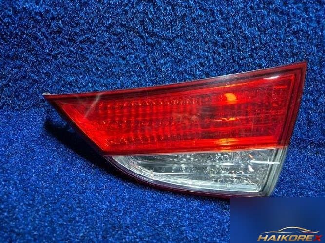 Hyundai Avante 2010 — накладка крышки багажника (с фонарём) 1