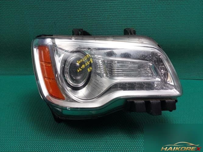 Chrysler 300 2013 — фара правая (headlamp)