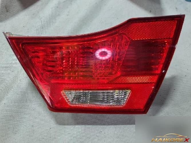 Kia Sorento 2010 — обшивка потолка багажника белая (правая)