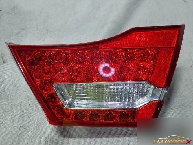 Kia Lotze 2010 — накладка крышки багажника (с фонарём) 1