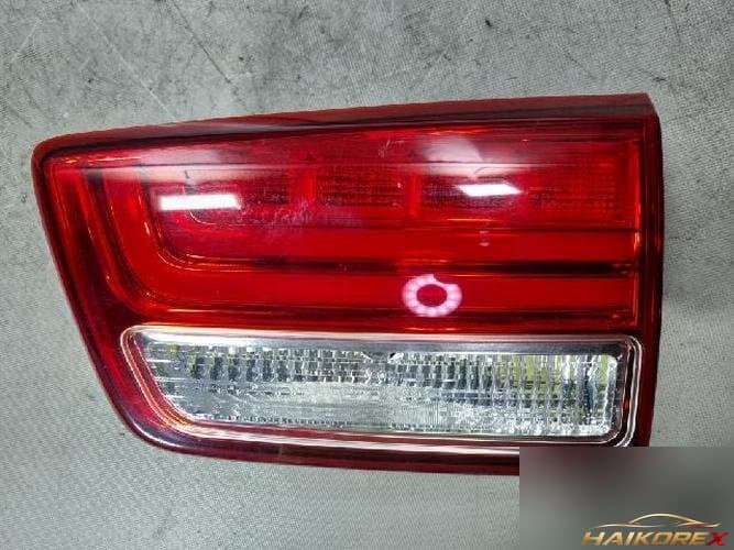 Kia Carnival 2015 — белый отделочный элемент крышки багажника 92406A9110