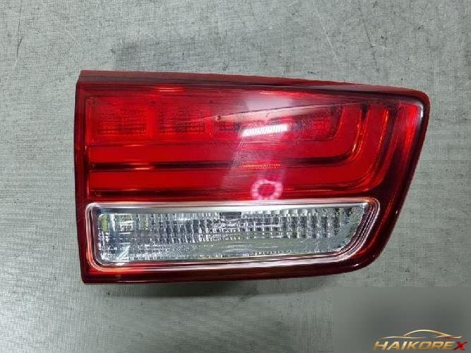 Kia Carnival 2015 — накладка двери багажника левая 92405A9110