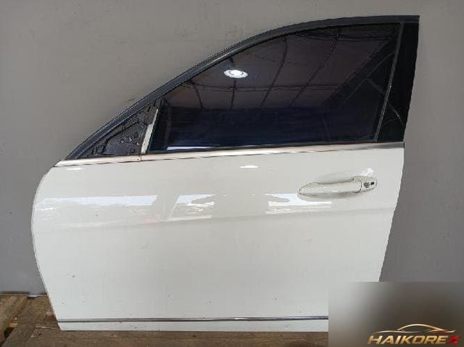 Mercedes-Benz C-Class W204 2010 — дверь передняя левая