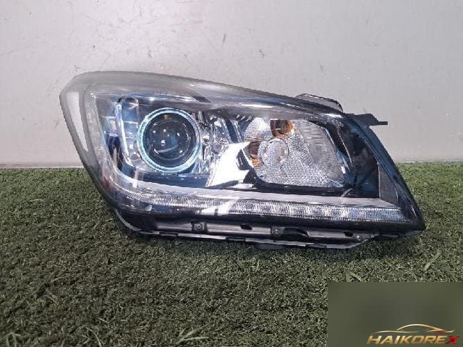 Hyundai Genesis 2011 — фара головного света правая HID