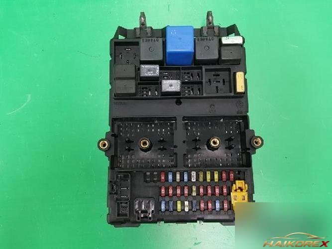 Jeep Grand Cherokee 2004 — блок предохранителей (подкапотный) P56050231AI