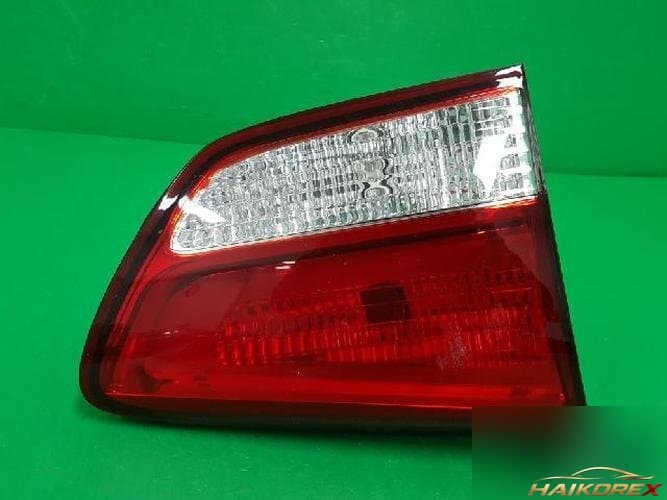 Kia Carens 2013 — накладка крышки багажника (с фонарём) 92403A4000