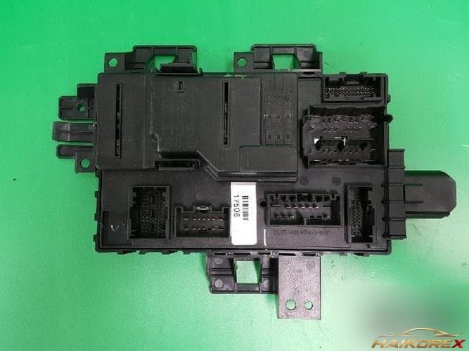 Ford Taurus 2010 — блок предохранителей в моторном отсеке AG1T 14B476 CD