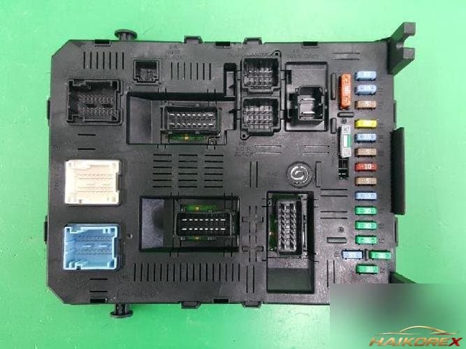 Peugeot 307 2007 — блок предохранителей (подкапотный) 96 635 101 80