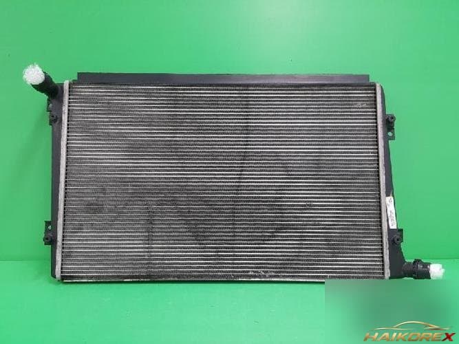 Volkswagen Golf 2009 — радиатор 1K0 121 251 AK 1