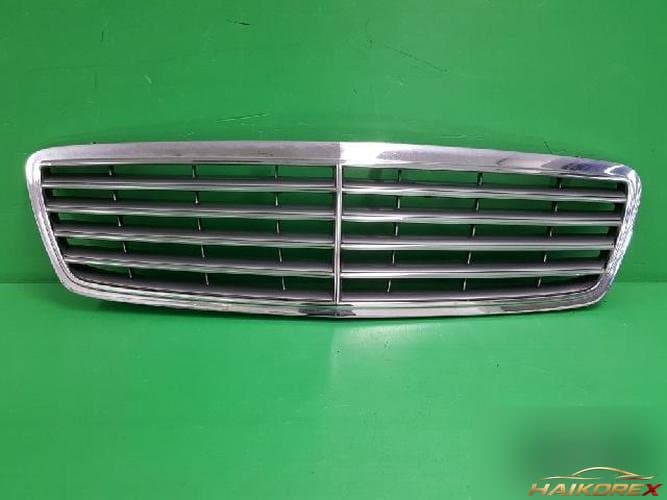 Mercedes-Benz C-Class 2003 — решетка радиатора A2038800183