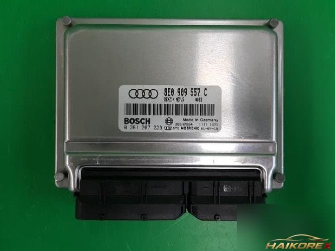Audi A4 2001 — блок управления двигателем ECU 8E0 909 557 C