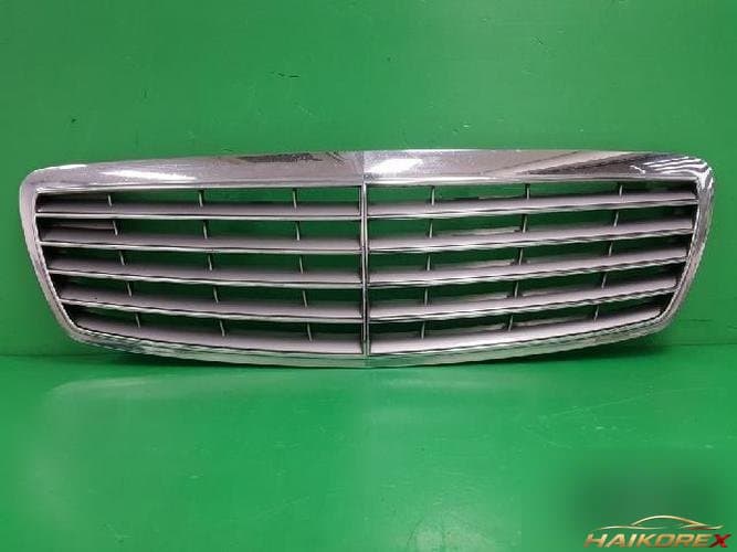 Mercedes-Benz E-Class 2004 — решетка радиатора A2118800383
