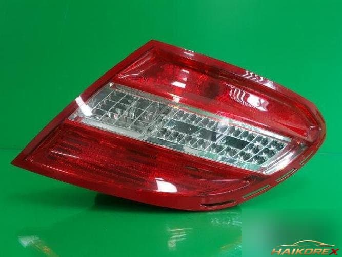 Mercedes-Benz C-Class 2010 — комбинированный фонарь задний правый (пассажирский) 2048202064