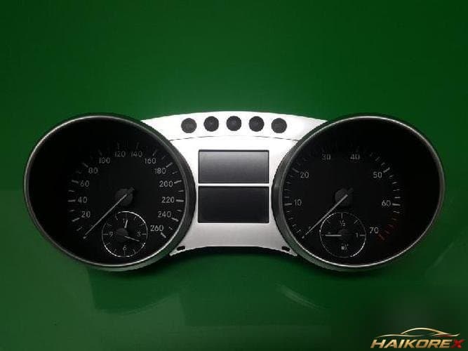 Mercedes-Benz M-Class 2006 — приборная панель
