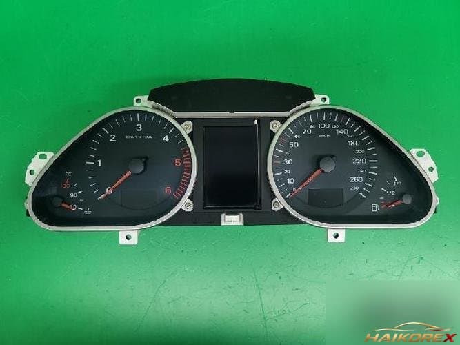 Audi A6 2006 — панель приборов