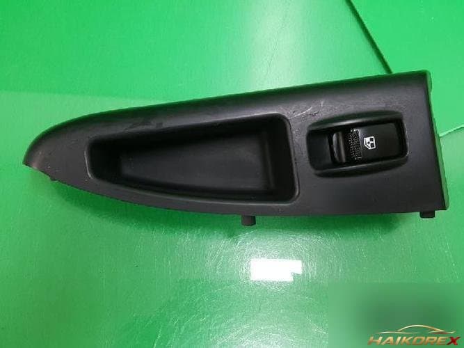 Hyundai Granzer 2010 — кнопка стеклоподъемника передняя левая