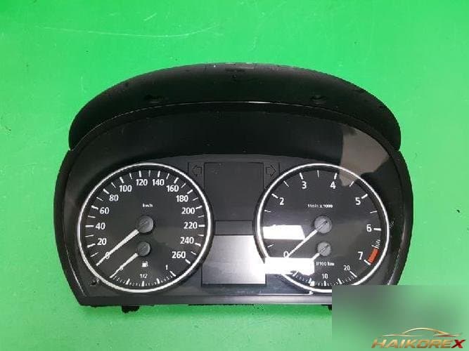 BMW 3 Series 2006 — приборная панель 6983479