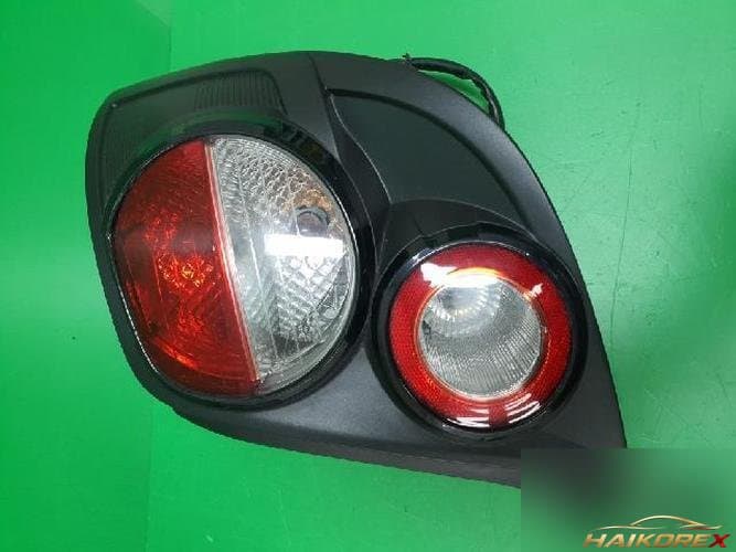 Chevrolet Aveo 2012 — фонарь задний в сборе правый (пассажирский) 96831066