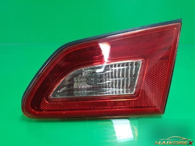 Infiniti G 2007 — накладка крышки багажника (с фонарём) 7