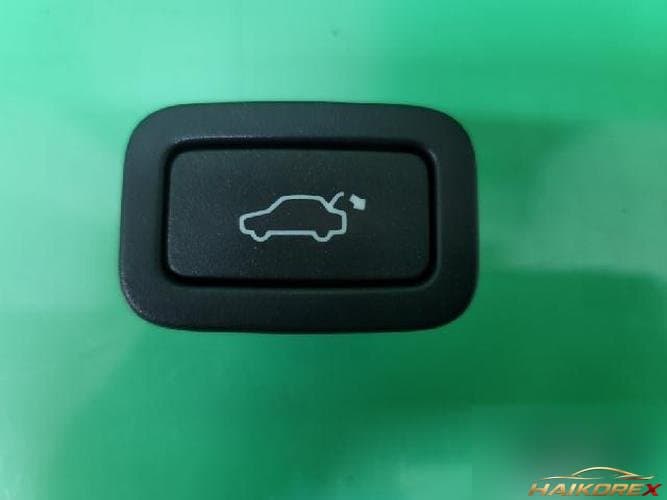Volvo XC60 2010 — кнопка открытия багажника