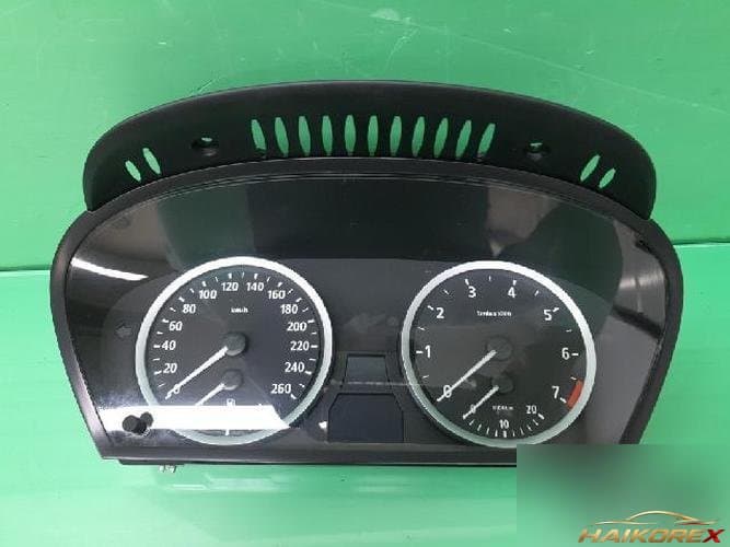 BMW 5 Series 2006 — приборная панель