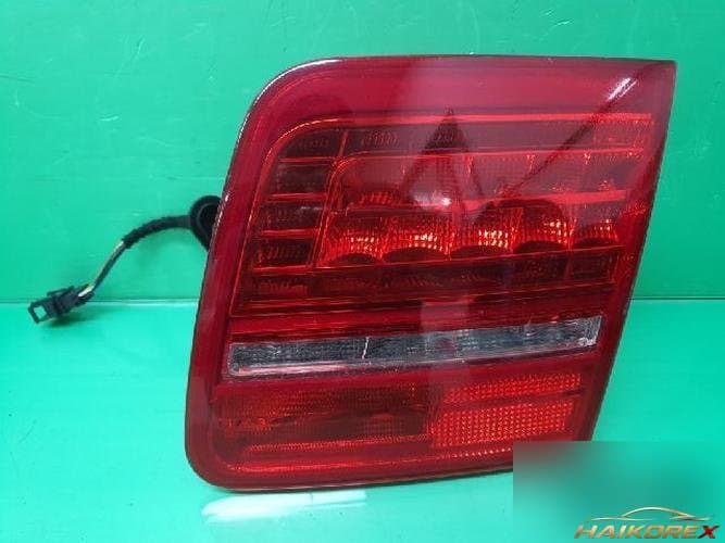 Audi A8 2010 — отделка багажника белая